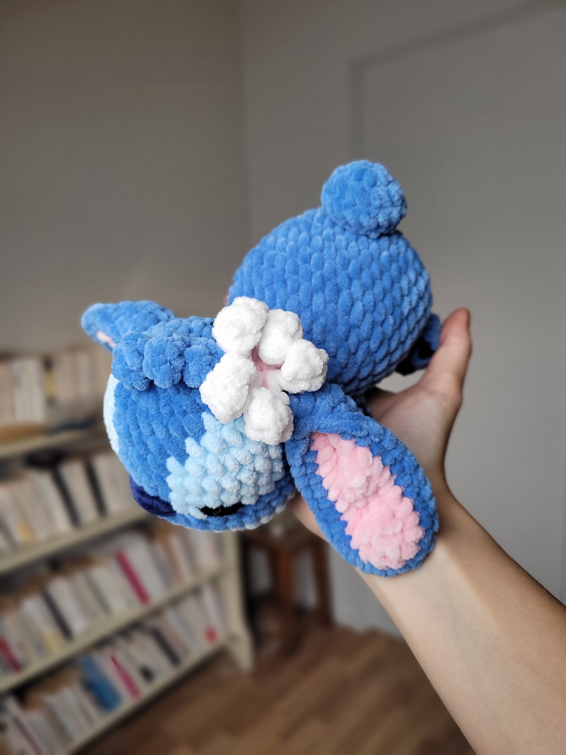 peluche stitch endormi avec fleur
